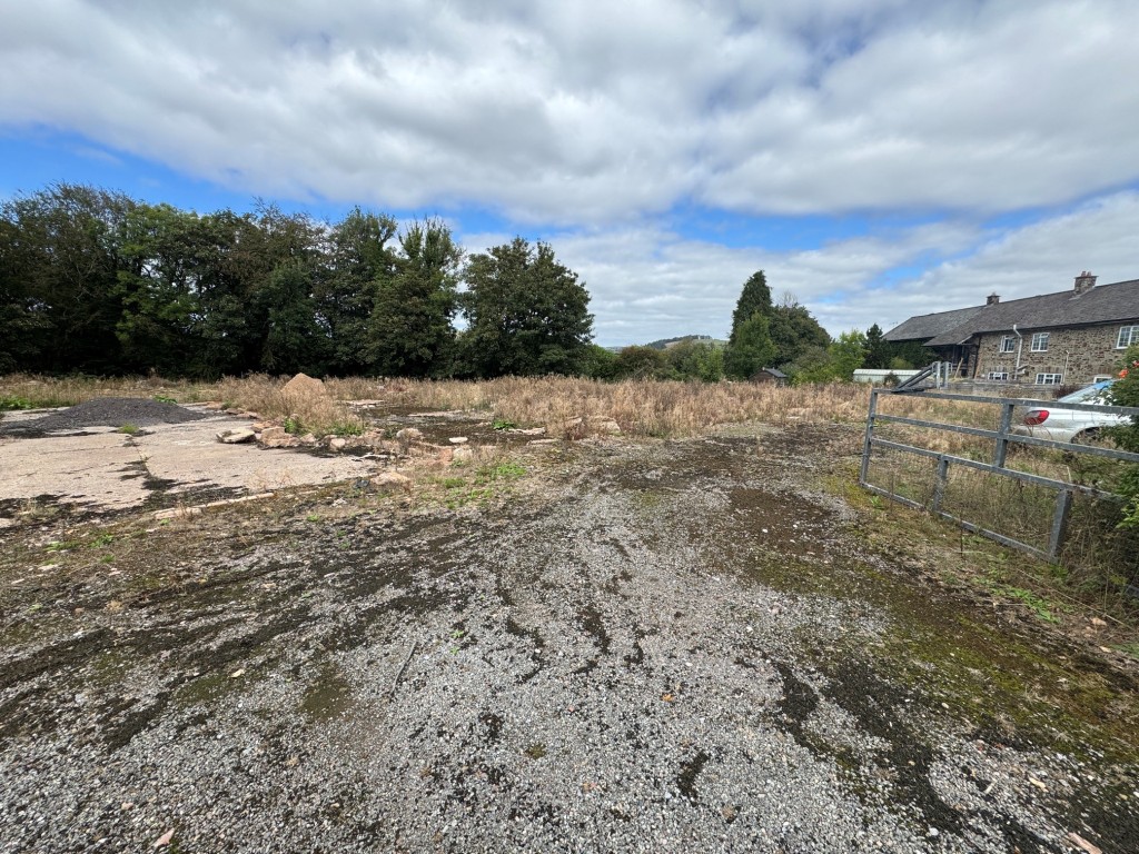 Lot: 65 - FREEHOLD SITE WITH PLANNING FOR FIVE HOUSES - General view of the site 2